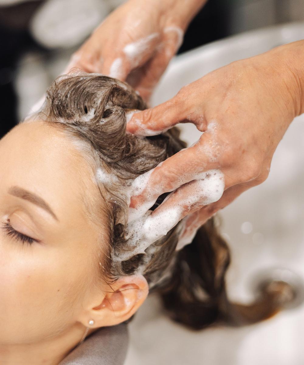 Kopfhautbehandlung während eines Head-Spa-Rituals